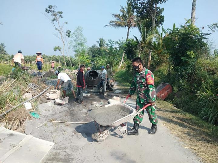 Koramil Watumalang bersama RPB dan Masyarakat Tambal Jalan Berlubang